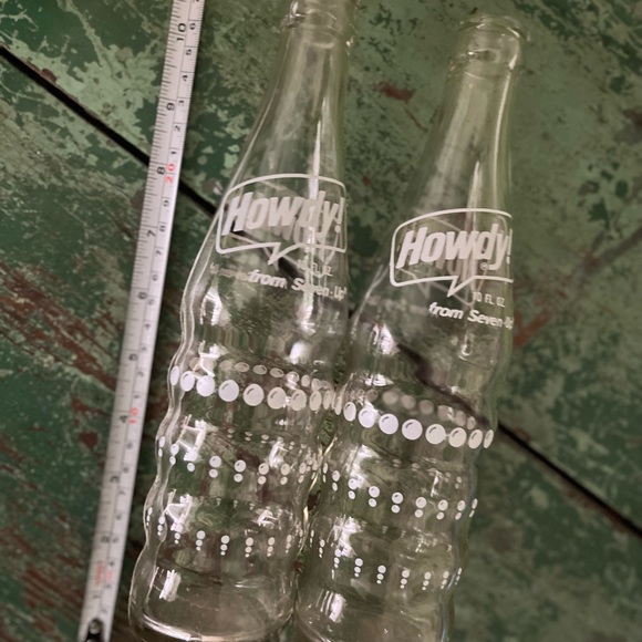 Vintage “ Howdy” soda bottles. A 7-up pruduct - Picture 3 of 4